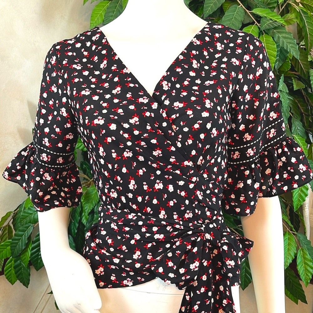 MAX STUDIO FLORAL RUFFLE SLEEVE WRAP TOP
